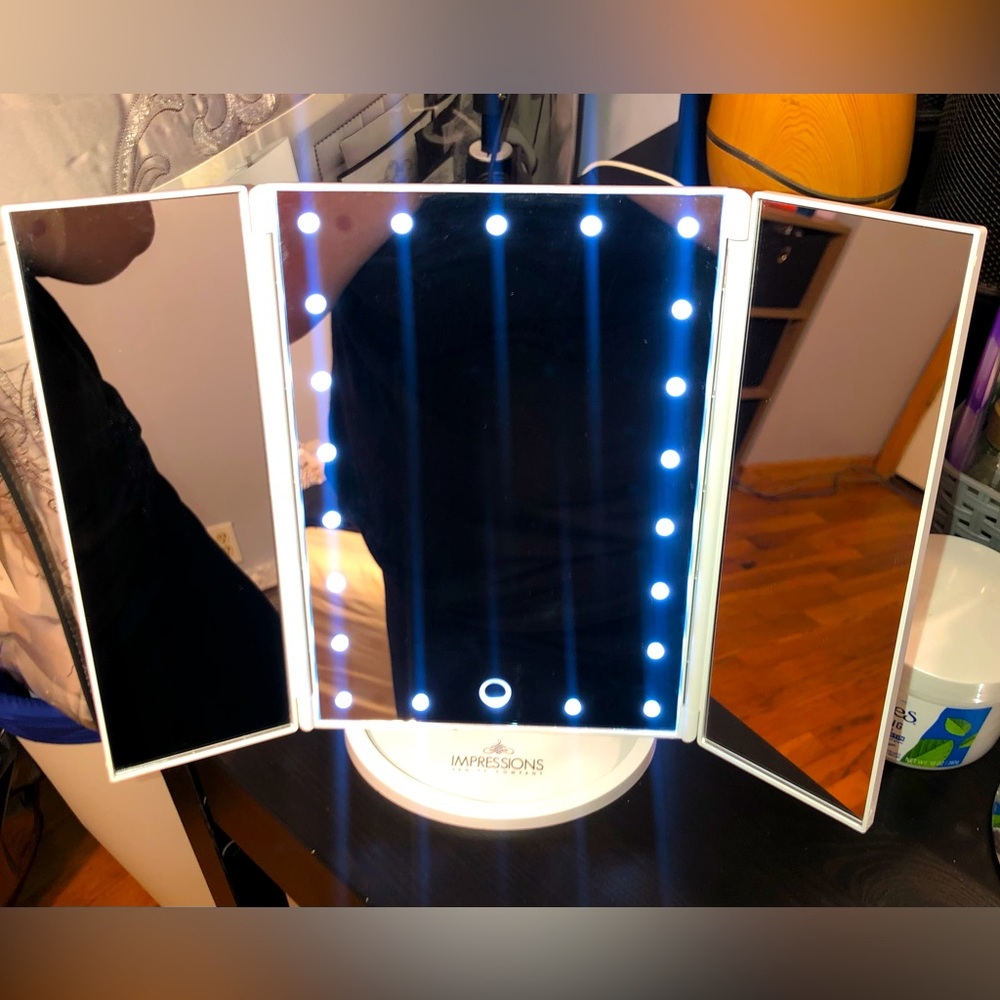 TOUCH TRIFOLD LED MAKEUP MIRROR.